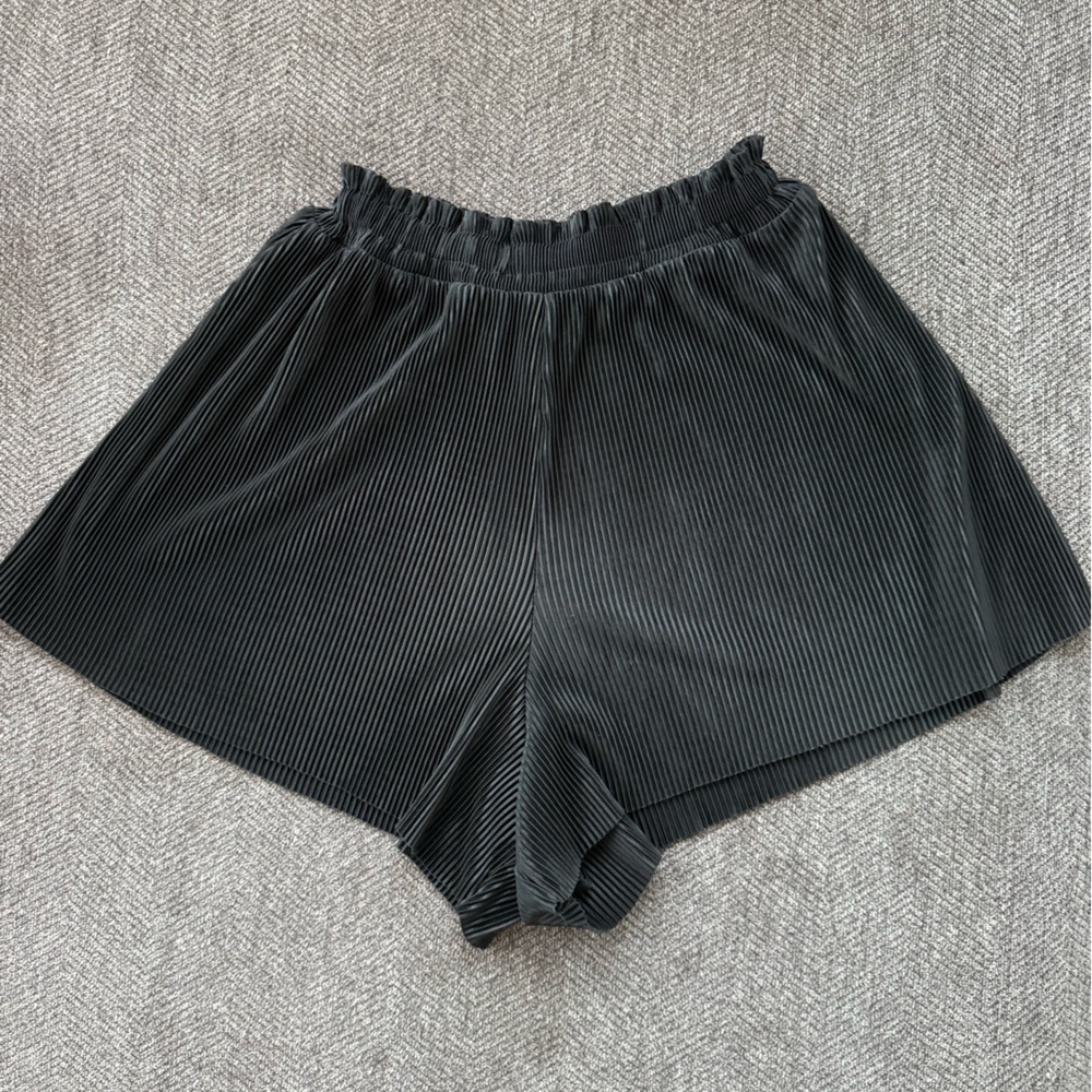 Zara Black Pleated Flowy Shorts - Picture 2 of 2